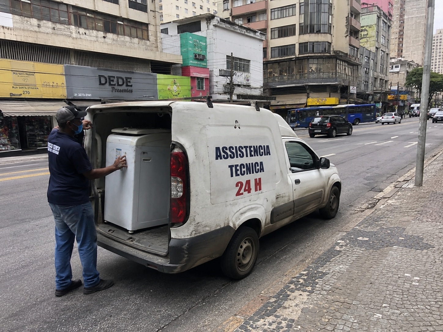 Engenheiro técnico certificado da assistência técnica realizando reparo na região do Santa Efigênia, Belo Horizonte