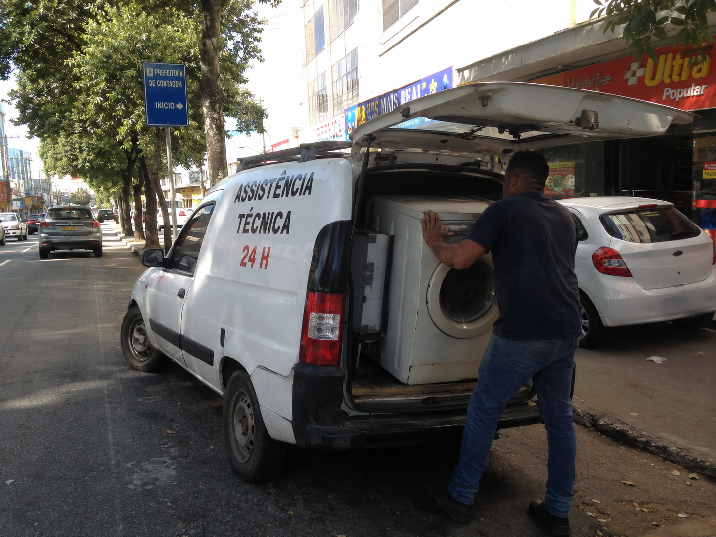 Técnico da nossa equipe realizando o recolhimento seguro da sua máquina de lavar