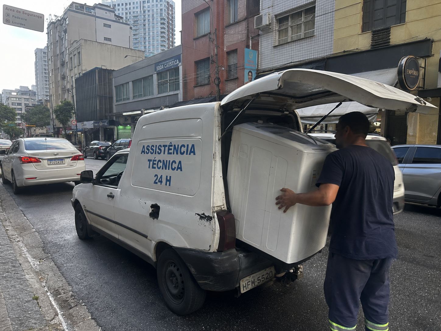 Viaturas de assistência técnica atuando nas imediações do bairro Lourdes em Belo Horizonte