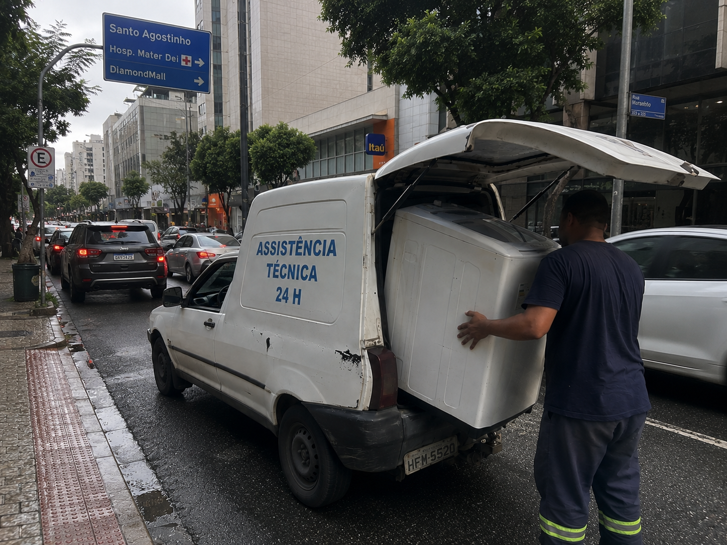 Carro de assistência técnica prestando atendimento no bairro Santo Agostinho, Belo Horizonte