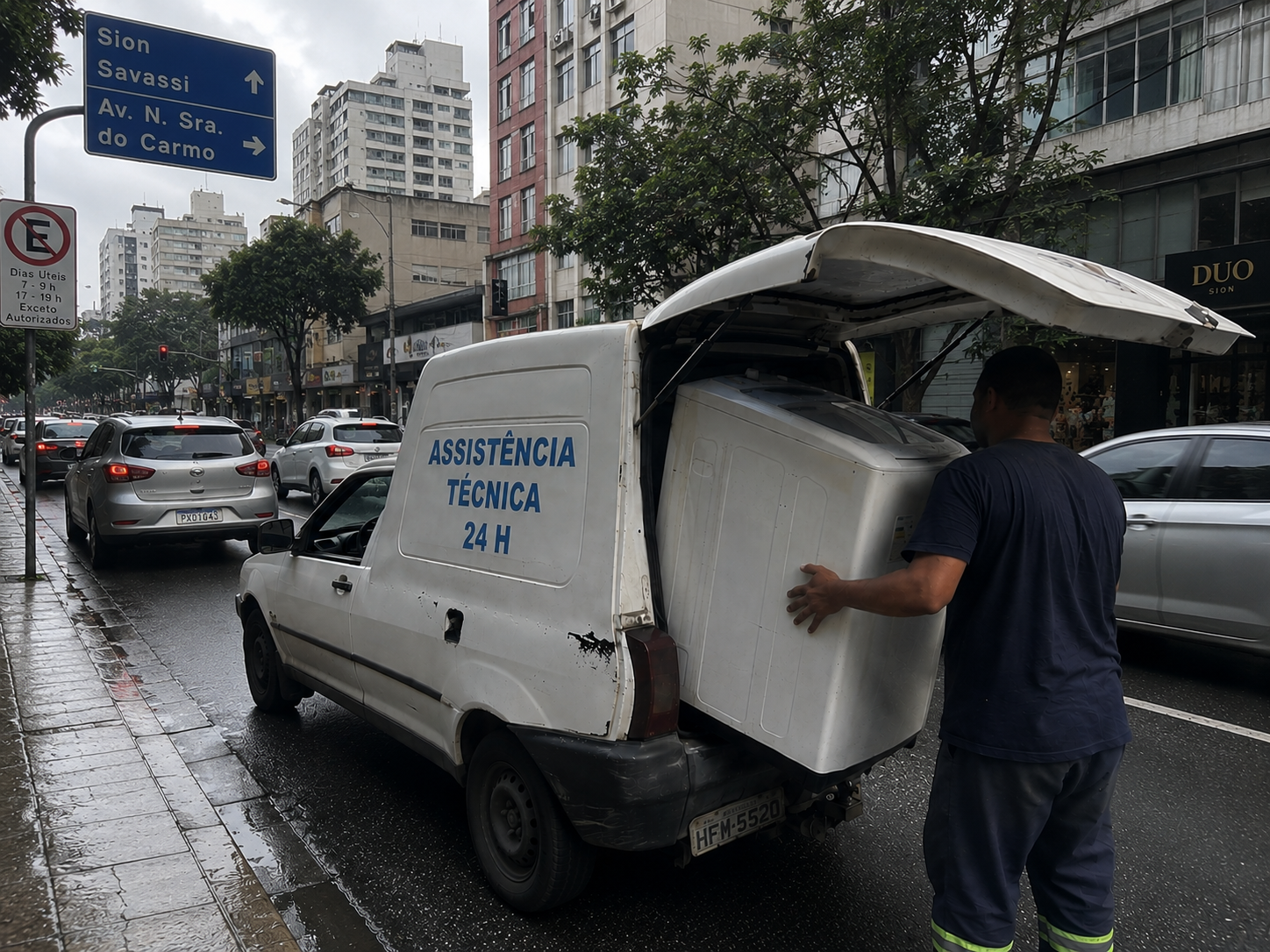 Equipe de assistência técnica premium realizando diagnóstico computadorizado no bairro Sion em Belo Horizonte